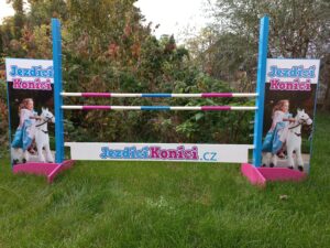 Reklamni hobby horse prekazka Jezdici konici
