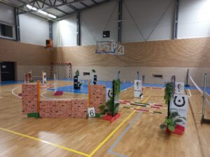 Prekazka pro hobby horsing cihlova zed