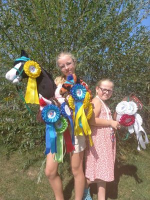 Eliška a Betynka s kokardami hobby horse